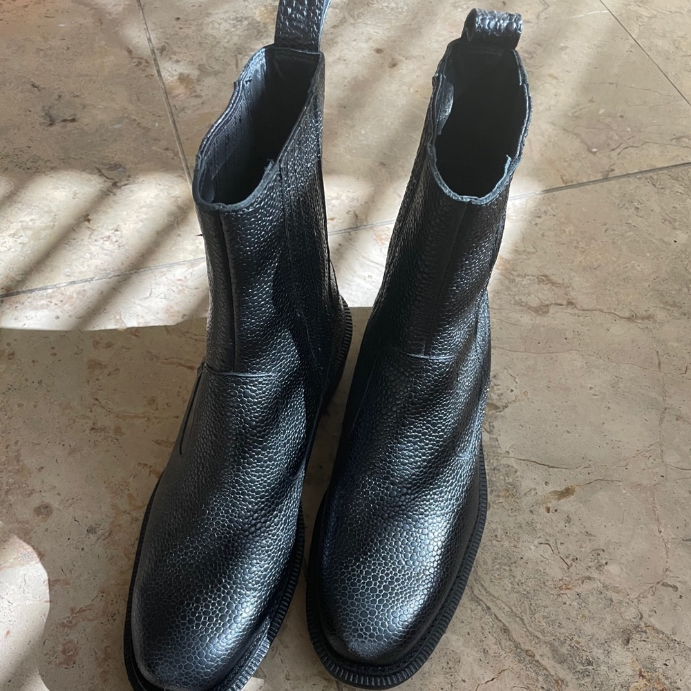 Brand new dr. Martens pebbled leather boots